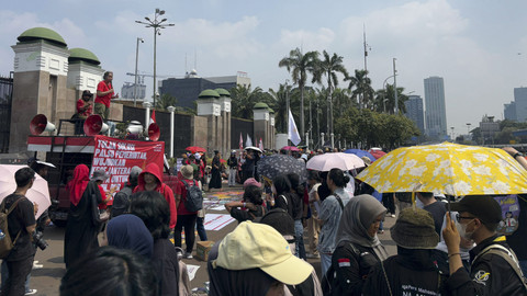 Massa buruh di depan Kompleks Parlemen Senayan, Jakarta Pusat, Kamis (1/5/2025). Foto: Abid Raihan/kumparan