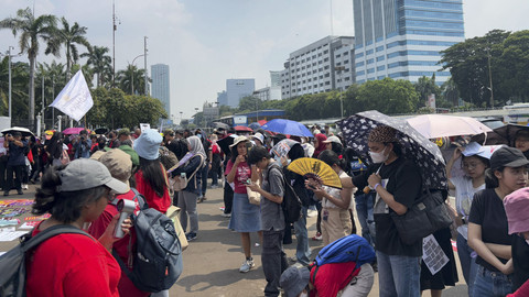 Massa buruh di depan kompleks Parlemen, Senayan, Jakarta Pusat, Kamis (1/5/2025). Foto: Abid Raihan/kumparan