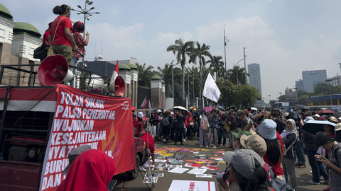 Massa buruh di depan Kompleks Parlemen Senayan, Jakarta Pusat, Kamis (1/5/2025). Foto: Abid Raihan/kumparan