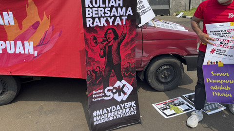 Massa buruh di depan Kompleks Parlemen Senayan, Jakarta Pusat, Kamis (1/5/2025). Foto: Abid Raihan/kumparan