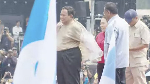 Presiden Prabowo Subianto mencopot pakaian sebelum diberikan kepada elemen buruh saat May Day 2025 di kawasan Monas, Jakarta, Kamis (1/5/2025). Foto: Youtube/Sekretariat Presiden
