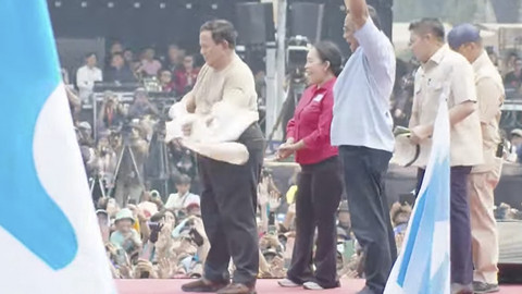 Presiden Prabowo Subianto memberikan pakaiannya kepada elemen buruh saat May Day 2025 di kawasan Monas, Jakarta, Kamis (1/5/2025). Foto: Youtube/Sekretariat Presiden