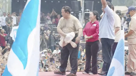 Presiden Prabowo Subianto memberikan pakaiannya kepada elemen buruh saat May Day 2025 di kawasan Monas, Jakarta, Kamis (1/5/2025). Foto: Youtube/Sekretariat Presiden