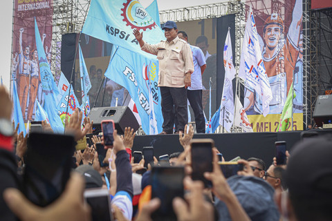 Presiden Republik Indonesia Prabowo Subianto menyapa buruh saat memperingati May Day 2025 di kawasan Monas, Jakarta, Kamis (1/5/2025). Foto: Iqbal Firdaus/kumparan