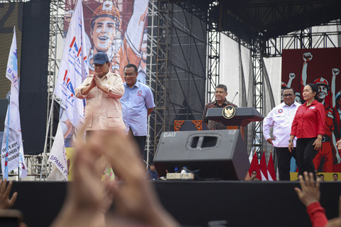 Presiden Republik Indonesia Prabowo Subianto menyapa buruh saat memperingati May Day 2025 di kawasan Monas, Jakarta, Kamis (1/5/2025). Foto: Iqbal Firdaus/kumparan