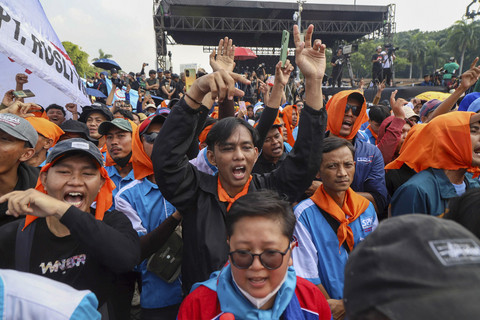 Buruh dari sejumlah elemen mengikuti aksi May Day di kawasan Monas, Jakarta, Kamis (1/5/2025). Foto: Iqbal Firdaus/kumparan