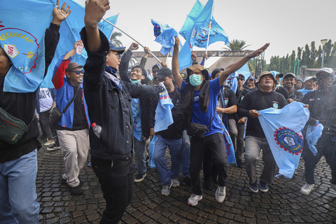 Buruh dari sejumlah elemen mengikuti aksi May Day di kawasan Monas, Jakarta, Kamis (1/5/2025). Foto: Iqbal Firdaus/kumparan