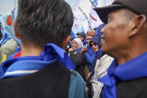 Buruh dari sejumlah elemen mengikuti aksi May Day di kawasan Monas, Jakarta, Kamis (1/5/2025). Foto: Iqbal Firdaus/kumparan