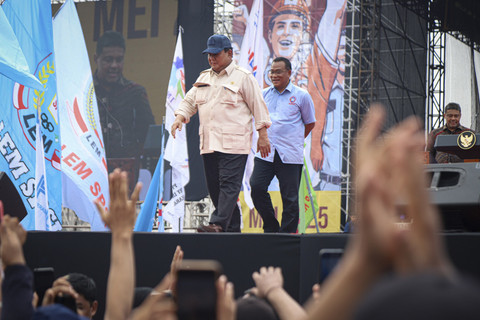 Presiden Republik Indonesia Prabowo Subianto menyapa buruh saat memperingati May Day 2025 di kawasan Monas, Jakarta, Kamis (1/5/2025). Foto: Iqbal Firdaus/kumparan