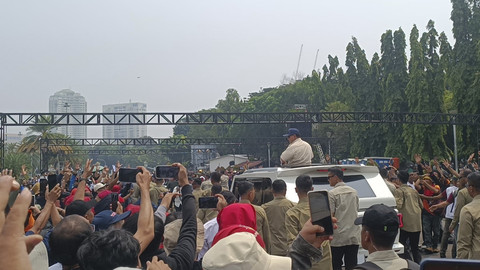 Presiden Republik Indonesia Prabowo Subianto membagikan kaos dari Mobil Maung saat meninggalkan perayaan May Day di kawasan Monas, Jakarta, Kamis (1/5/2025). Foto: Thomas Bosco/kumparan