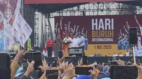 Presiden Republik Indonesia Prabowo Subianto menyampaikan pidato saat May Day 2025 di kawasan Monas, Jakarta, Kamis (1/5/2025). Foto: Luthfi Humam/kumparan