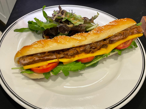 Menu Steak Sandwich dari PAUL. Foto: Salsha Okta Fairuz/kumparan