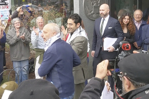 Mahasiswa Universitas Columbia Mohsen Mahdawi meninggalkan gedung pengadilan federal setelah dibebaskan dengan jaminan, di Burlington, Vermont, AS, Rabu (30/4/2025). Foto: Socialism and Liberation/Handout via REUTERS