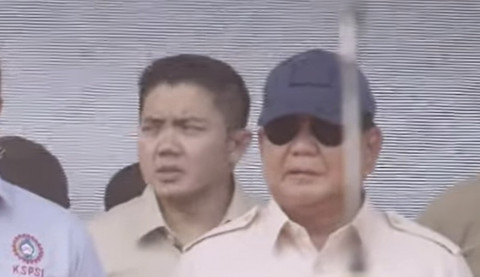 Presiden Prabowo Subianto (kanan) dan Sekretaris Kabinet Teddy Indra Wijaya (kiri) saat Memperingati May Day 2025 di kawasan Monas, Jakarta, Kamis (1/5/2025). Foto: Youtube/Sekretariat Presiden
