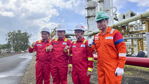 Menteri ESDM Bahlil Lahadalia saat mengunjungi Lapangan Senipah-Peciko-South Mahakam (SPS) milik PT Pertamina Hulu Mahakam (PHM), Rabu (30/4/2025). Foto: Fariza Rizky Ananda/kumparan