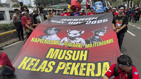 Buruh dari sejumlah elemen membentangkan spanduk saat mengikuti aksi May Day di depan Kompleks Parlemen, Senayan, Jakarta, Kamis (1/5/2025). Foto: Abid Raihan/kumparan