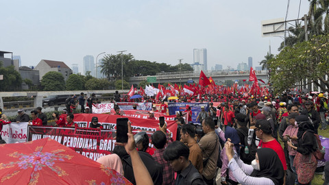 Buruh dari sejumlah elemen membentangkan spanduk saat mengikuti aksi May Day di depan Kompleks Parlemen, Senayan, Jakarta, Kamis (1/5/2025). Foto: Abid Raihan/kumparan