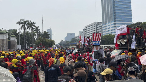 Buruh dari sejumlah elemen mengikuti aksi May Day di depan Kompleks Parlemen, Senayan, Jakarta, Kamis (1/5/2025). Foto: Abid Raihan/kumparan