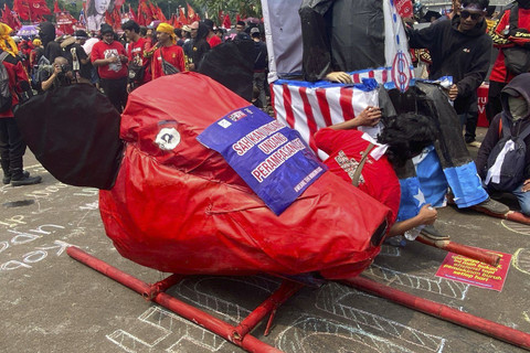 Sejumlah massa dari elemen buruh membawa patung bentuk kepala babi saat mengikuti aksi May Day 2025 di depan Kompleks Parlemen, Senayan, Jakarta, Kamis (1/5/2025). Foto: Abid Raihan/kumparan