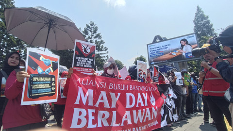Poster yang dibawa massa dari berbagai elemen buruh saat mengikuti aksi May Day 2025 di Taman Cikapayang, Bandung, Kamis (1/5/2025). Foto: Robby Bouceu/kumparan