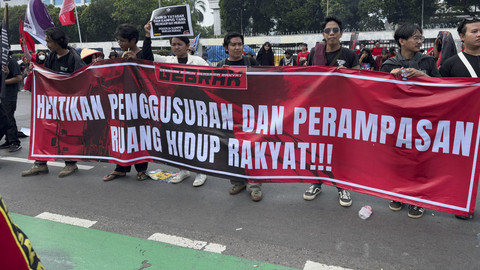 Buruh dari sejumlah elemen mengikuti aksi May Day di depan Kompleks Parlemen, Senayan, Jakarta, Kamis (1/5/2025). Foto: Abid Raihan/kumparan