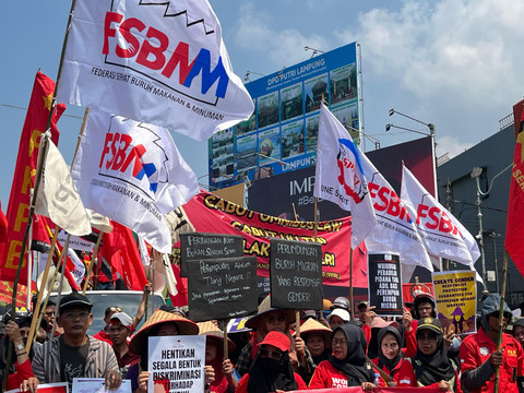 Ratusan buruh di Lampung menggelar aksi unjuk rasa dalam memperingati Hari Buruh Internasional atau May Day 2025 | Foto : Eka Febriani / Lampung Geh