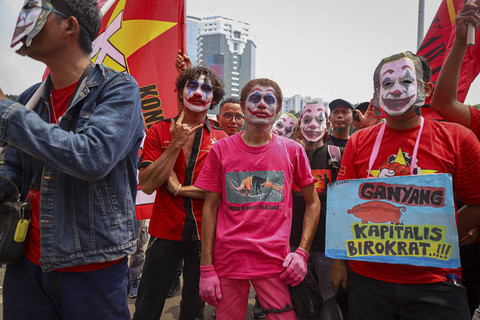 Buruh dari sejumlah elemen membentangkan spanduk saat mengikuti aksi May Day di Kawasan Patung Kuda Arjuna Wijaya, Jakarta, Kamis (1/5/2025). Foto: Iqbal Firdaus/kumparan