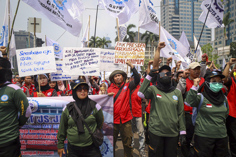 Buruh dari sejumlah elemen membentangkan spanduk saat mengikuti aksi May Day di Kawasan Patung Kuda Arjuna Wijaya, Jakarta, Kamis (1/5/2025). Foto: Iqbal Firdaus/kumparan