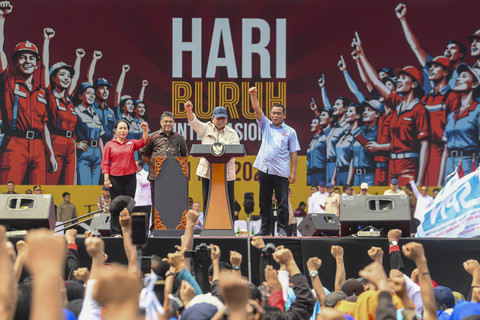 Presiden Republik Indonesia Prabowo Subianto menyampaikan pidato saat May Day 2025 di kawasan Monas, Jakarta, Kamis (1/5/2025). Foto: Muhammad Adimaja/ANTARA FOTO