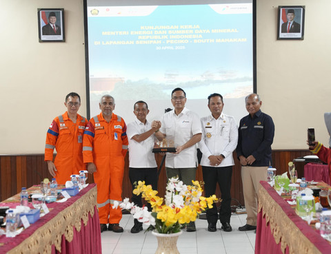 Menteri ESDM Bahlil Lahadalia (ketiga dari kiri) saat kunjungan kerja ke Pertamina Hulu Mahakam bersama Direktur Utama PT Pertamina (Persero) Simon Aloysius Mantiri (ketiga dari kanan), Gubernur Kalimantan Timur Rudy Mas'ud (kedua dari kanan), Kepala SKK Migas Djoko Siswanto (kanan), Direktur Utama PT Pertamina Hulu Energi (PHE) Chalid Said Salim (kedua dari kiri), dan Direktur Utama Pertamina Hulu Indonesia (PHI) Sunaryanto (kiri) di apangan Senipah Peciko South Mahakam (SPS), Kecamatan Samboja, Kabupaten Kutai Kartanegara, Rabu (30/4). Foto: Dok. Pertamina
