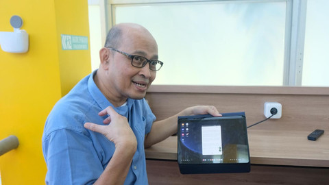 Ir Achmad Holil Noor Ali MKom menjelaskan cara kerja dari aplikasi MeccaBot AI rancangannya bersama tim. Foto: Humas ITS