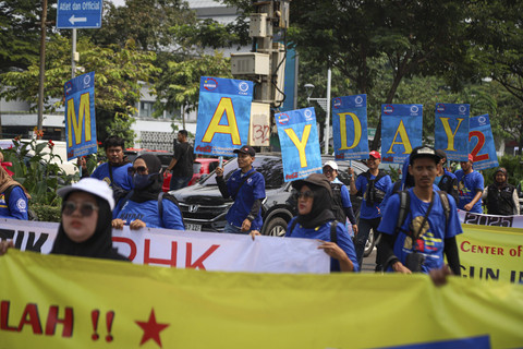 Sejumlah buruh dari berbagai elemen mengikuti unjuk rasa memperingati May Day di depan Kompleks Parlemen, Senayan, Jakarta, Kamis (1/5/2025). Foto: Iqbal Firdaus/kumparan