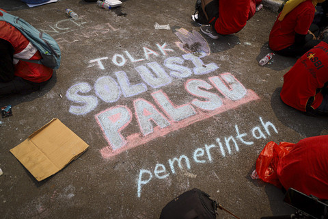 Sejumlah buruh dari berbagai elemen mengikuti unjuk rasa memperingati May Day di depan Kompleks Parlemen, Senayan, Jakarta, Kamis (1/5/2025). Foto: Iqbal Firdaus/kumparan