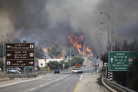 Pemandangan menunjukkan kebakaran hutan di dekat Latrun, saat kebakaran hutan yang disebabkan oleh panas dan angin yang ekstrem terjadi di Israel tengah, Rabu (30/4/2025). Foto: Oren Ben Hakoon/REUTERS