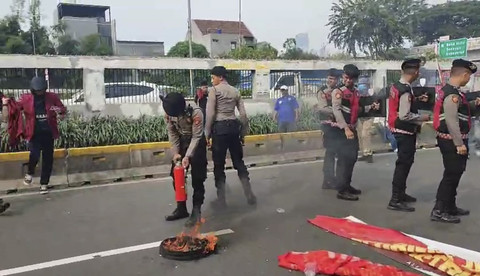 Kerusuhan saat demo May Day imbas pembakaran ban di depan DPR RI, Senayan, Jakarta Pusat, Kamis (1/5/2025).  Foto: Abid Raihan/kumparan