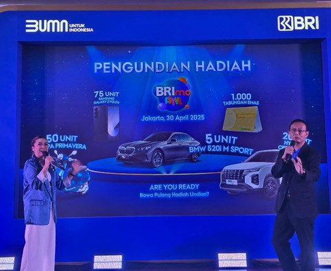 Direktur Network dan Retail Funding, Aquarius Rudianto (kanan) pada pengundian pemenang BRImo FSTVL 2024 di Kantor Pusat BRI, Jl. Jenderal Sudirman, Jakarta, Rabu (30/4). Foto: Dok. BRI
