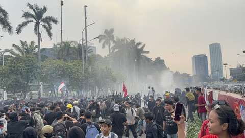 Para aksi massa May Day dipukul mundur oleh Kepolisian di depan Gedung DPR, Kamis (1/5/2025). Foto: Abid Raihan/kumparan