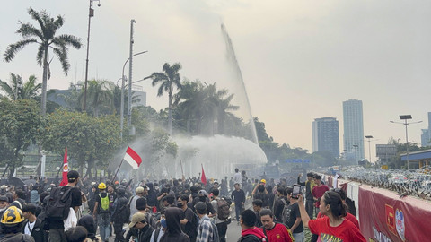 Para aksi massa May Day dipukul mundur oleh Kepolisian di depan Gedung DPR, Kamis (1/5/2025). Foto: Abid Raihan/kumparan