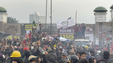 Para aksi massa May Day dipukul mundur oleh Kepolisian di depan Gedung DPR, Kamis (1/5/2025). Foto: Abid Raihan/kumparan