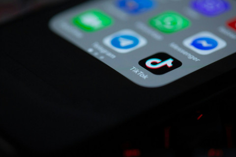 Ilustrasi Cara Pin Komentar di TikTok. Sumber: Unsplash/Solen Feyissa