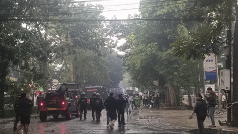 Polisi bubarkan massa aksi yang rusak fasum pada peringatan May Day di Bandung, Kamis (1/5/2025). Foto: Robby Bouceu/kumparan
