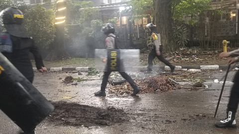 Polisi bubarkan massa aksi yang rusak fasum pada peringatan May Day di Bandung, Kamis (1/5/2025). Foto: Robby Bouceu/kumparan