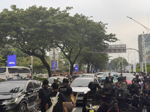Suasana di Gerbang Pemuda Jakarta macet pada Kamis (1/5/2025). Foto: Abid Raihan/kumparan