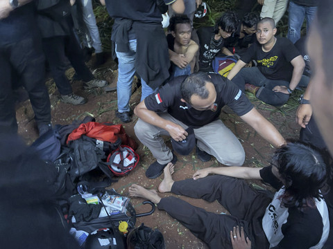 Belasan massa aksi May Day di DPR RI diamankan dan diperiksa polisi, Kamis (1/5/2025). Foto: Abid Raihan/kumparan