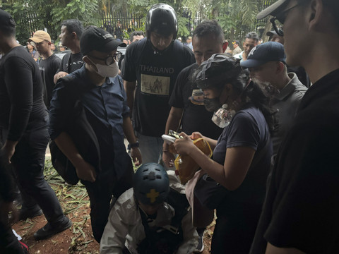 Belasan massa aksi May Day di DPR RI diamankan dan diperiksa polisi, Kamis (1/5/2025). Foto: Abid Raihan/kumparan