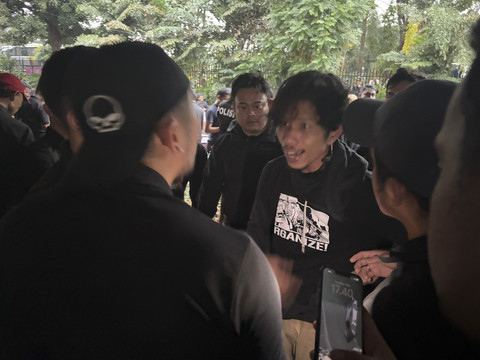 Belasan massa aksi May Day di DPR RI diamankan dan diperiksa polisi, Kamis (1/5/2025). Foto: Abid Raihan/kumparan