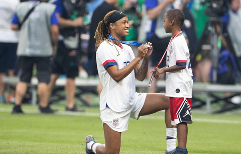 Jessica McDonald dari Timnas AS merayakan kemenangan Piala Dunia Wanita 2019 bersama putranya, Jeremiah, di Stade de Lyon, Prancis. Foto oleh Maja Hitij/Getty Images.