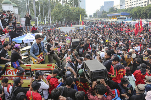 Grup musik The Brandals tampil menghibur saat aksi memperingati Hari Buruh Internasional di depan Gedung DPR, Senayan, Jakarta, Kamis (1/5/2025). Foto: Asprilla Dwi Adha/ANTARA FOTO