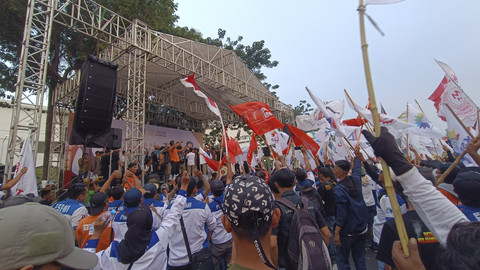 Massa buruh yang menggelar demo May Day di depan Kantor Gubernur Jawa Timur Jalan Pahlawan, Surabaya, pada Kamis (1/5/2025). Foto: Farusma Okta Verdian/kumparan