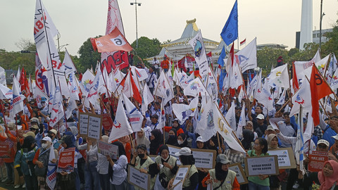 Massa buruh yang menggelar demo May Day di depan Kantor Gubernur Jawa Timur Jalan Pahlawan, Surabaya, pada Kamis (1/5/2025). Foto: Farusma Okta Verdian/kumparan